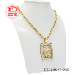 Từng đường nét trên sản phẩm đã được những người thợ kim hoàn chế tác một cách tỉ mỉ, đường nét tinh tế mang đến vẻ cá tính và mạnh mẽ cho nam giới.