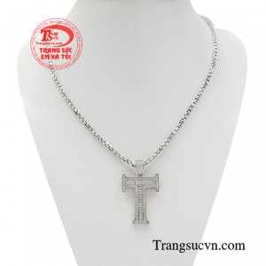 Bộ mặt dây vàng trắng chữ T mang phong cách nam tính đầy nét phong trần.