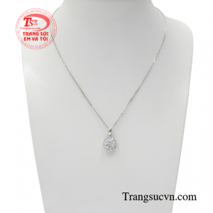 Bộ mặt nữ vàng trắng tinh tế mang lại nét thanh lịch, quý phái và duyên dáng cho các quý cô.