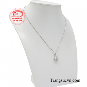 Để những bộ trang phục không bị đơn điệu nên việc đeo trang sức là một phần không thể thiếu với phái đẹp.