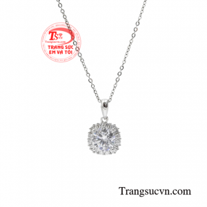 Bộ sản phẩm không chỉ khiến cho các cô gái trông tươi tắn và rạng rỡ hơn mà còn đem đến nét thu hút tạo điểm nhấn nơi đông người.