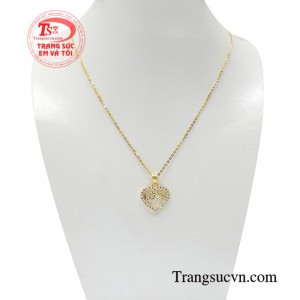 Bộ mặt trái tim chữ love là xu hướng trang sức cho phái đẹp hiện đại.