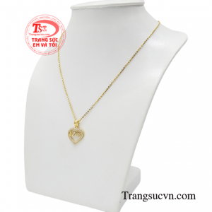 Bộ sản phẩm là món phụ kiện không thể thiếu trong bộ sưu tập của các cô gái giúp tôn lên nét ngây thơ và trong sáng của các nàng.