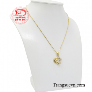 Sản phẩm là sự kết hợp độc đáo giữa dây chuyền vàng trắng cao cấp và mặt dây đính đá tinh xảo.