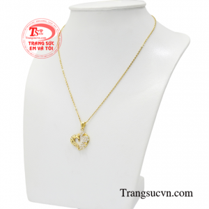 Bộ dây chuyền với thiết kế tinh xảo, tôn lên nét dịu dàng, nữ tính và duyên dáng cho các quý cô.