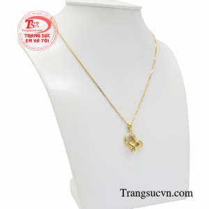 Nếu nhẫn là minh chứng cho hôn nhân thì dây chuyền chính là biểu tượng cho tình yêu đôi lứa.