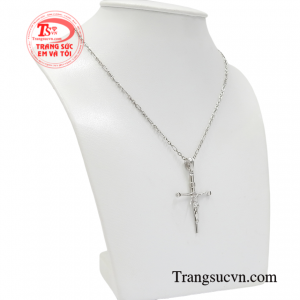 Từng đường nét trên chiếc mặt dây đã được những người thợ kim hoàn chế tác một cách tỉ mỉ, mang đến vẻ năng động.