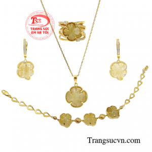 Bộ trang sức đá quý may mắn kiểu dáng vừa thanh lịch mà lại vô cùng sành điệu dành cho những cô nàng yêu thích sự nữ tính.