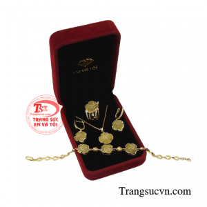 Bộ trang sức thạch anh tóc chất lượng là sự lựa chọn tuyệt vời cho phái đẹp.