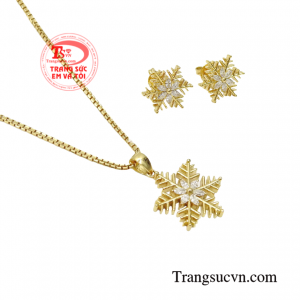 Với điểm nhấn là những viên kim cương thiên nhiên toát lên vẻ sang trọng, thời thượng cho người đeo.