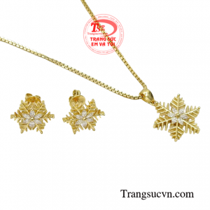 Khi diện món trang sức này bạn thực sự giống như những bông tuyết kiêu sa, thanh lịch nhưng không vì thế mà thiếu đi sự cá tính độc lập vốn có của người phụ nữ Á Đông.