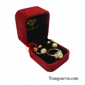 Bộ trang sức này sẽ giúp người đeo nổi bật được nét duyên dáng, trang nhã và thu hút