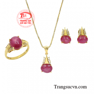 Bộ trang sức ruby sao thanh lịch là biểu tượng của sự thông thái, sáng suốt.