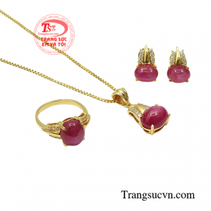 Đặc biệt, người sở hữu bộ trang sức cũng vô cùng sang trọng trong mắt người khác bởi khả năng thu hút năng lượng tích cực từ đá ruby sao thiên nhiên.
