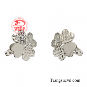 Khuyên tai là một phụ kiện “thần thánh” giúp cho gương mặt người đeo trông rạng rỡ và tươi tắn hơn.