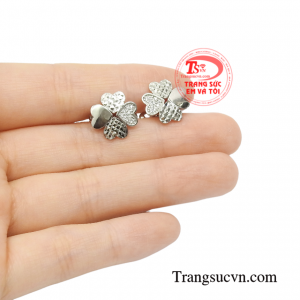 Bông tai vàng trắng ấn tượng tinh tế.