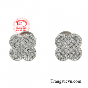 Bông tai vàng trắng đáng yêu sẽ là sự lựa chọn tuyệt vời dành cho những cô nàng yêu thích nét nữ tính, dịu dàng.