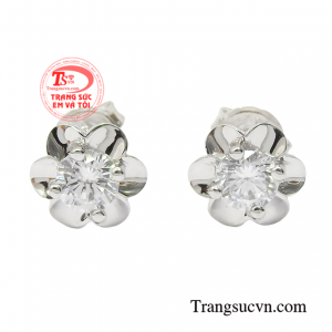 Bông tai vàng trắng dễ thương là sản phẩm phù hợp với nhiều độ tuổi.