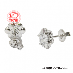 Đôi hoa tai nhỏ xanh sẽ là sự lựa chọn hoàn hảo cho những cô nàng theo phong cách nữ tính, nhẹ nhàng.