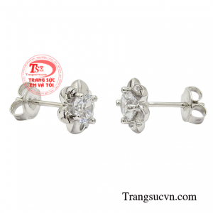 Khi đeo đôi hoa tai vàng trắng này giúp phái đẹp toát lên được vẻ ngọt ngào, dịu dàng của một người con gái phương Đông.