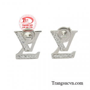 Bông tai vàng trắng xu hướng mang trên mình một người phụ nữ thông minh, luôn độc lập về tài chính.