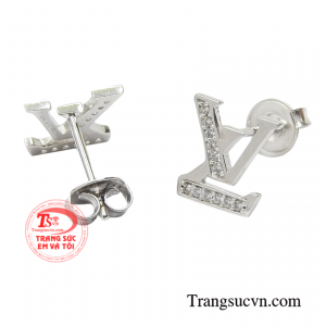 Đôi bông tai này các quý cô có thể thỏa sức phối cùng với những kiểu trang phục và phong cách thời trang đa dạng.