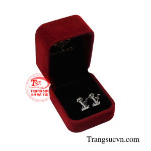 Bông tai vàng trắng xu hướng tinh tế.