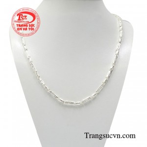 Dây bạc nam tinh xảo được chế tác công phu mang đến vẻ hoàn hảo cho người đeo.  