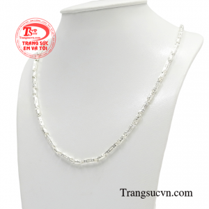 Trang sức bạc hiện đang là xu hướng được nhiều người ưa chuộng. 