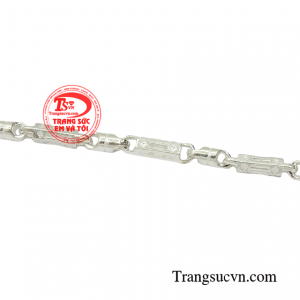 Sản phẩm vừa hợp thời trang vừa giúp người đeo bảo vệ sức khỏe do bạc có tính kháng khuẩn và cản gió.