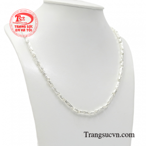 Kiểu dáng nam tính giúp phái mạnh toát lên phong thái và bản lĩnh đàn ông. 