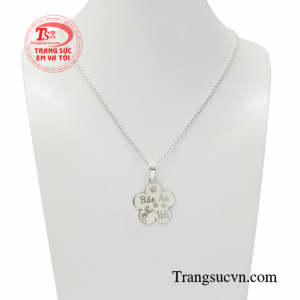 Dây chuyền bạc cho bé đáng yêu là món quà yêu thương dành tặng cho bé yêu của bạn.
