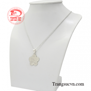 Nhờ những lợi ích tuyệt vời như kháng khuẩn và cản gió nên chiếc dây chuyền này sẽ là sự lựa chọn hoàn hảo dành cho trẻ nhỏ.