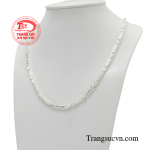 Không chỉ làm đẹp đeo chiếc dây chuyền bạc này còn giúp cản gió, kháng khuẩn, bảo vệ sức khỏe người dùng.