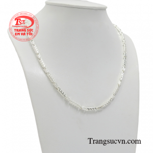 Chi tiết sản phẩm tỉ mỉ cùng đường nét mạnh mẽ và ấn tượng giúp nam giới hợp thời trang hơn.