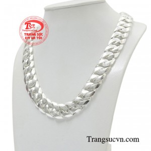 Sản phẩm với đường nét bắt sáng tạo nên cá tính mạnh mẽ, lịch lãm và thời trang cho người đeo. 