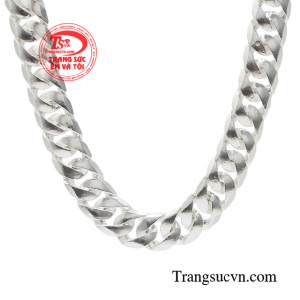 Chiếc dây chuyền bạc là phụ kiện không thể thiếu giúp cho các quý ông thể hiện phong cách bản thân.  