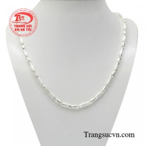 Dây chuyền bạc phái mạnh phong độ được chế tác tác kiểu dáng hợp thời trang cùng với những chi tiết độc đáo.
