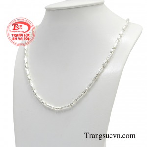 Chiếc dây chuyền bạc giúp phái mạnh toát lên được phong thái đàn ông.