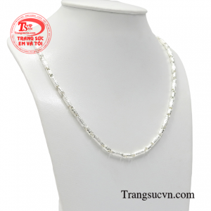 Chỉ với chiếc dây chuyền này cũng đủ giúp cánh mày râu thêm phần phong cách và điển trai hơn. 