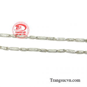 Với chiếc dây chuyền này phái mạnh có thể thỏa sức kết hợp cùng nhiều kiểu trang phục khách nhau. 