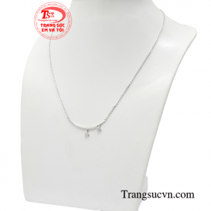 Trang sức luôn là phụ kiện không thể thiếu của phái đẹp và dây chuyền liền mặt là một trong số đó