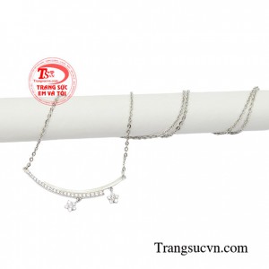 Với chiếc dây chuyền này các quý cô có thể kết hợp cùng nhiều phong cách thời trang tạo nên cá tính riêng nổi bật và thu hút