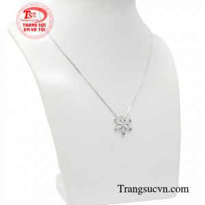 Dây chuyền liền mặt với thiết kế tinh xảo, nhỏ gọn phù hợp xu hướng thời trang của phái đẹp hiện đại