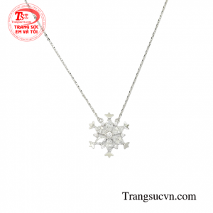Với chiếc dây chuyền này các cô nàng có thể kết hợp cùng nhiều kiểu trang phục và phong cách thời trang