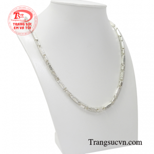 Những người thợ tài ba đã khéo léo chạm khắc những chi tiết độc đáo khiến cho chiếc dây chuyền thêm phần thời trang, cá tính và mạnh mẽ hơn.