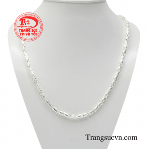 Dây chuyền nam bạc tinh tế được nhiều phái mạnh ưa chuộng.