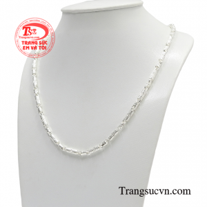 Dây chuyền bạc là món trang sức được nhiều người lựa chọn.