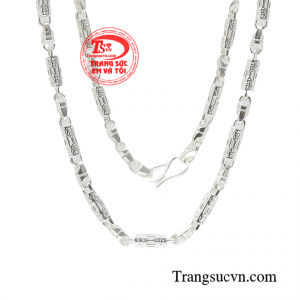 Sản phẩm có thể kết hợp cùng mặt dây chuyền tạo vẻ độc đáo và cũng là món quà đặc biệt dành cho nam giới.