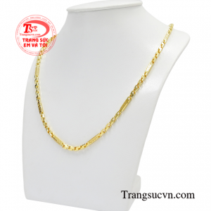 Đeo dây chuyền vàng không chỉ mang đến vể nam tính hợp thời trang cho phái mạnh mà nó còn là cách để gây ấn tượng và thể hiện cá tính của mình.